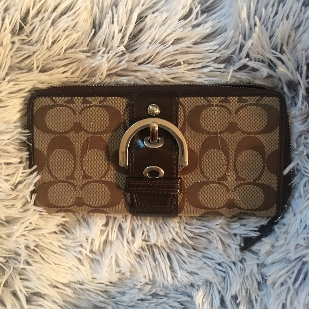 ⭐️ Brown Coach Wallet • like new! ⭐️
